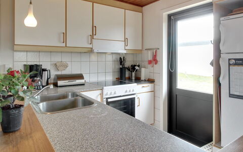 Sophine - 50M from the Sea: Küche, Countertop, Holz, Flooring, Interior Design, Spüle, Cabinetry, Küchengerät, Fussboden, Armatur