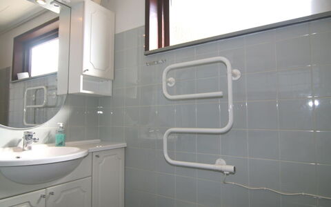 Sophine - 50M from the Sea: Wand, Armatur, Flooring, Badezimmer, Interior Design, Fussboden, Installation, Zapfhahn, Bad Sink, Sinken