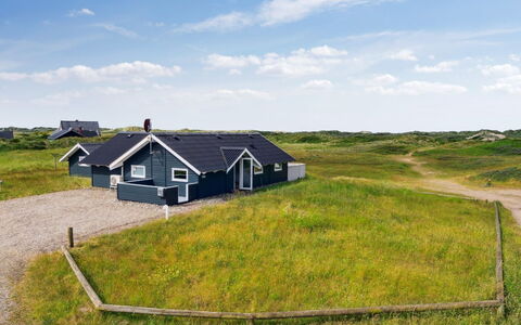 Betti - 300M from the Sea: Gras, Haus, Dach, Zuhause, Hütte, Strauch, Grundstueck, Ländliches Gebiet, Bauernhaus, Ground