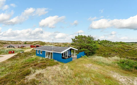 Fridborg - 1Km from the Sea: Haus, Zuhause, Dach, Wohngebiet, Hütte, Estate, Bauernhaus, Rasen, Landscaping, Abstellgleis