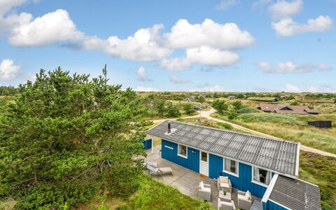 Fridborg - 1Km from the Sea: Haus, Zuhause, Dach, Wohngebiet, Hütte, Estate, Bauernhaus, Rasen, Landscaping, Abstellgleis