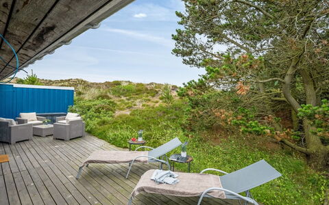 Fridborg - 1Km from the Sea: Haus, Zuhause, Dach, Wohngebiet, Hütte, Estate, Bauernhaus, Rasen, Landscaping, Abstellgleis