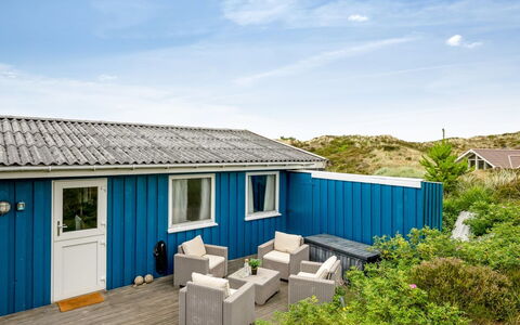 Fridborg - 1Km from the Sea: Haus, Zuhause, Dach, Wohngebiet, Hütte, Estate, Bauernhaus, Rasen, Landscaping, Abstellgleis