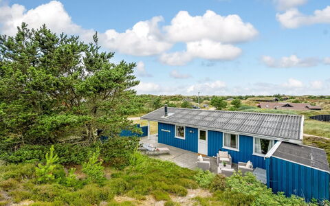 Fridborg - 1Km from the Sea: Haus, Zuhause, Dach, Wohngebiet, Hütte, Estate, Bauernhaus, Rasen, Landscaping, Abstellgleis