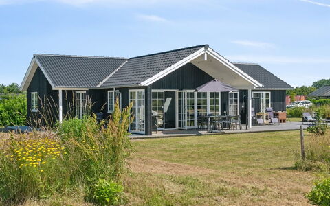 Annerose - 550M from the Sea: Wohnung, Schatten, Balkon, Stuhl, Zaun, Gartenmöbel, Aluminium, Kunstrasen