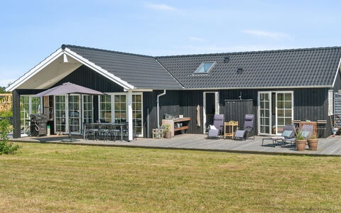 Annerose - 550M from the Sea: Wohnung, Schatten, Balkon, Stuhl, Zaun, Gartenmöbel, Aluminium, Kunstrasen