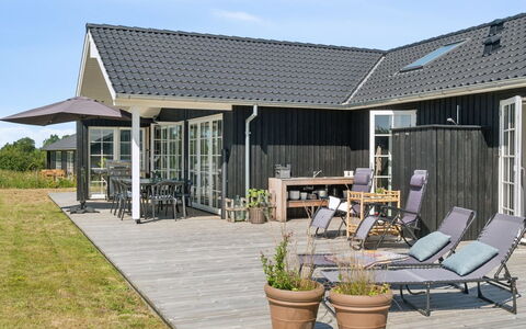 Annerose - 550M from the Sea: Wohnung, Schatten, Balkon, Stuhl, Zaun, Gartenmöbel, Aluminium, Kunstrasen