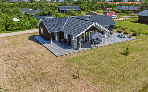 Annerose - 550M from the Sea: Wohnung, Schatten, Balkon, Stuhl, Zaun, Gartenmöbel, Aluminium, Kunstrasen
