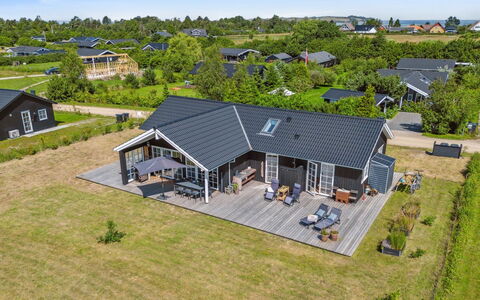 Annerose - 550M from the Sea: Wohnung, Schatten, Balkon, Stuhl, Zaun, Gartenmöbel, Aluminium, Kunstrasen