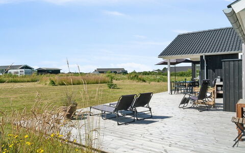 Annerose - 550M from the Sea: Wohnung, Schatten, Balkon, Stuhl, Zaun, Gartenmöbel, Aluminium, Kunstrasen