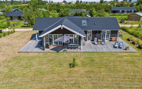 Annerose - 550M from the Sea: Zuhause, Dach, Haus, Hütte, Estate, Tür, Veranda, Abstellgleis, Bauernhaus, Schatten
