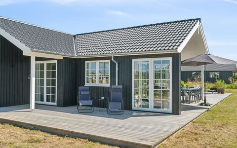 Annerose - 550M from the Sea: Zuhause, Dach, Haus, Hütte, Estate, Tür, Veranda, Abstellgleis, Bauernhaus, Schatten