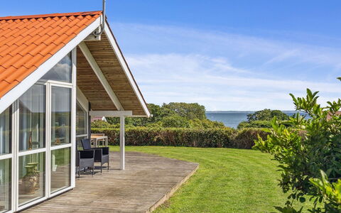 Aarne - 300M from the Sea: Hütte, Zuhause, Haus, Dach, Veranda, Estate, Abstellgleis, Gartenbauten, Bauernhaus, Garten