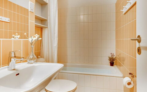 Anedorte - 50M from the Sea: Badezimmer, Bad Sink, Armatur, Wand, Interior Design, Flooring, Sinken, Fussboden, Zapfhahn, Installation