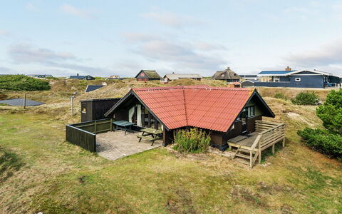 Delia - 300M from the Sea: Dach, Haus, Zuhause, Hütte, Tür, Abstellgleis, Deck, Veranda, Planke, Hartholz