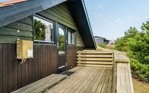 Delia - 300M from the Sea: Dach, Haus, Zuhause, Hütte, Tür, Abstellgleis, Deck, Veranda, Planke, Hartholz