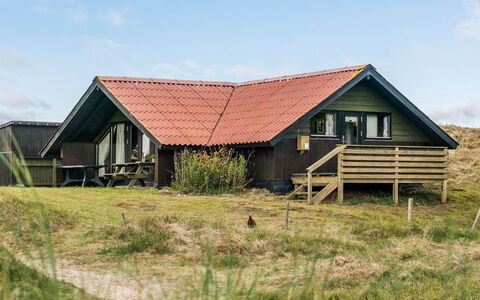 Delia - 300M from the Sea: Dach, Haus, Zuhause, Hütte, Tür, Abstellgleis, Deck, Veranda, Planke, Hartholz