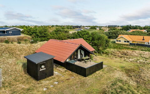 Delia - 300M from the Sea: Dach, Haus, Zuhause, Hütte, Tür, Abstellgleis, Deck, Veranda, Planke, Hartholz
