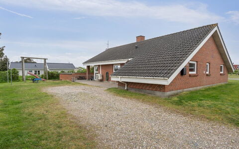 Mari - 400M from the Sea: Dach, Haus, Hütte, Zuhause, Auffahrt, Bauernhaus, Estate, Rasen, Garten, Abstellgleis
