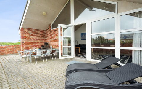 Mari - 400M from the Sea: 