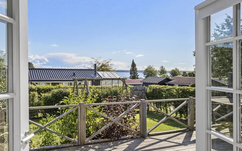 Sinika - 400M from the Sea: Decke, Flooring, Interior Design, Fussboden, Verbundwerkstoff, Möbel, Resort, Hotel, Design, Daylighting