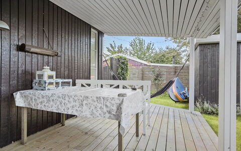 Sinika - 400M from the Sea: Decke, Flooring, Interior Design, Fussboden, Verbundwerkstoff, Möbel, Resort, Hotel, Design, Daylighting