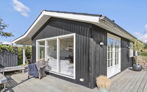Sinika - 400M from the Sea: Decke, Flooring, Interior Design, Fussboden, Verbundwerkstoff, Möbel, Resort, Hotel, Design, Daylighting