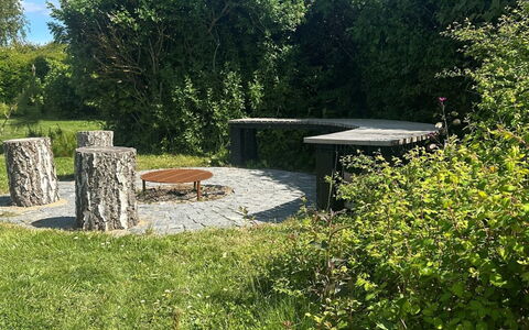 Stygge - 400M from the Sea: Gras, Möbel, Strauch, Garten, Gartenmöbel, Außenbank, Grundstueck, Tisch Im Freien
