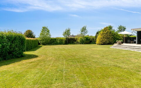 Stygge - 400M from the Sea: Himmel, Blau, Grün, Strauch, Wiese, Einfach, Garten, Grundstueck, Rasen