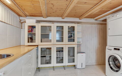 Amely - 500M from the Sea: Flooring, Holz, Fussboden, Interior Design, Decke, Major Appliance, Beleuchtung, Zimmer, Küche, Cabinetry