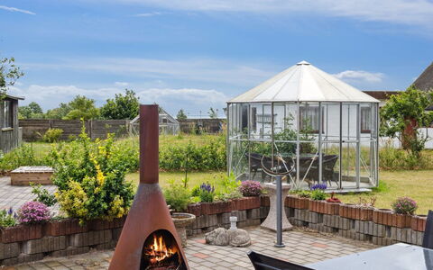 Amely - 500M from the Sea: Garten, Blumentopf, Landscaping, Hinterhof, Garten, Design, Zimmerpflanze, Outdoor Struktur, Terrasse, Kamin