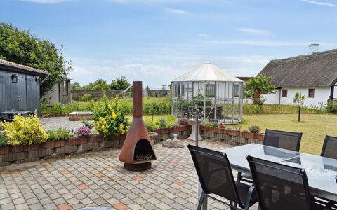 Amely - 500M from the Sea: Dach, Garten, Möbel, Grundstueck, Wolke, Hütte, Blumentopf, Zuhause, Gartenmöbel