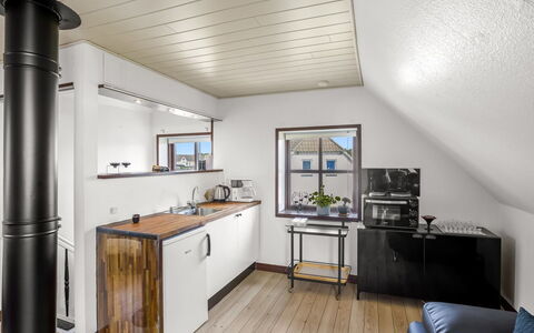 Amely - 500M from the Sea: Flooring, Interior Design, Holz, Decke, Fussboden, Möbel, Zimmer, Beleuchtung, Küche, Holzboden