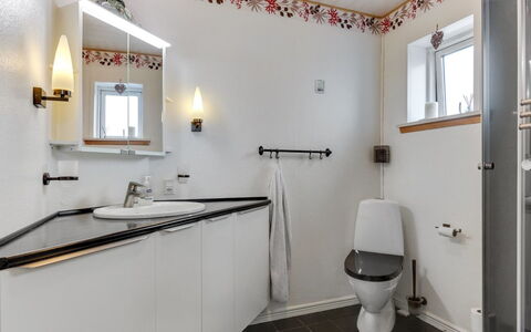 Amely - 500M from the Sea: Armatur, Interior Design, Badezimmer, Sinken, Flooring, Zapfhahn, Decke, Installation, Bad Sink, Fussboden