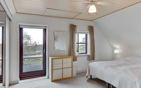Amely - 500M from the Sea: Interior Design, Flooring, Holz, Fussboden, Decke, Möbel, Schlafzimmer, Bett, Zimmer, Beleuchtung