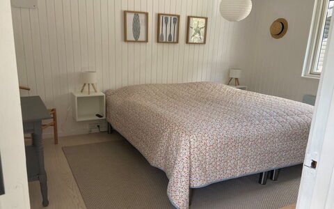 Barba - 2Km from the Sea: Fussboden, Schlafzimmer, Möbel, Flooring, Bett, Holz, Interior Design, Bettdecke, Bedding, Textil