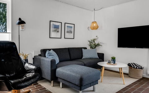 Barba - 2Km from the Sea: Möbel, Couch, Interior Design, Wohnzimmer, Flooring, Fussboden, Wohnung, Beleuchtung, Zimmer