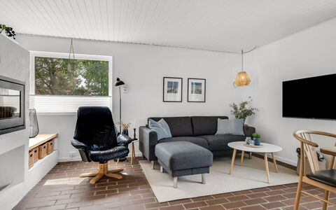 Barba - 2Km from the Sea: Möbel, Interior Design, Couch, Wand, Flooring, Wohnzimmer, Holz, Decke, Fussboden, Beleuchtung