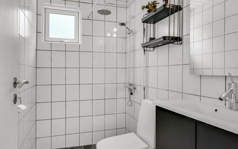 Barba - 2Km from the Sea: Badezimmer, Armatur, Wand, Flooring, Interior Design, Toilleten Sitz, Toilette, Fussboden, Sinken, Installation