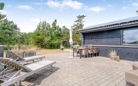 Barba - 2Km from the Sea: Strauch, Zuhause, Grundstueck, Dach, Hütte, Estate, Schatten, Landscaping, Garten, Hartholz