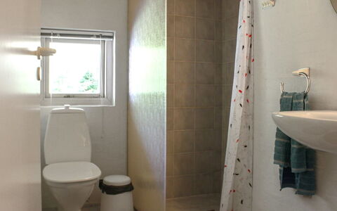 Gerarda - 4Km from the Sea: Badezimmer, Toilleten Sitz, Armatur, Toilette, Wand, Flooring, Fussboden, Interior Design, Bad Sink, Sinken