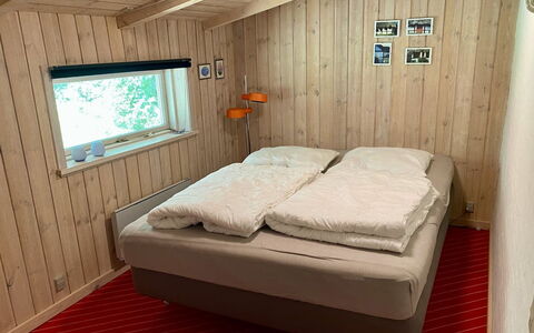 Gerarda - 4Km from the Sea: Schlafzimmer, Bett, Holz, Bettdecke, Flooring, Fussboden, Bedding, Interior Design, Bettrahmen, Decke