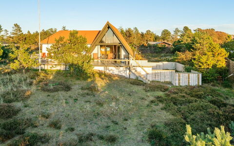 Ariana - 150M from the Sea: Dach, Haus, Zuhause, Hütte, Tür, Abstellgleis, Deck, Veranda, Planke, Hartholz