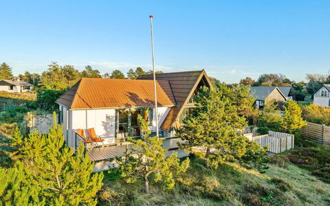 Ariana - 150M from the Sea: Dach, Haus, Zuhause, Hütte, Tür, Abstellgleis, Deck, Veranda, Planke, Hartholz