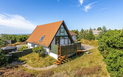 Ariana - 150M from the Sea: Dach, Haus, Zuhause, Hütte, Tür, Abstellgleis, Deck, Veranda, Planke, Hartholz