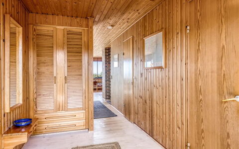 Frender - 150M from the Sea: Holz, Zuhause, Veranda, Deck, Hartholz, Dach, Holzbeize, Holzboden, Eco Hotel