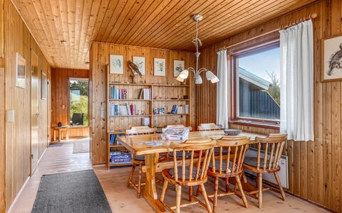 Frender - 150M from the Sea: Holz, Zuhause, Veranda, Deck, Hartholz, Dach, Holzbeize, Holzboden, Eco Hotel