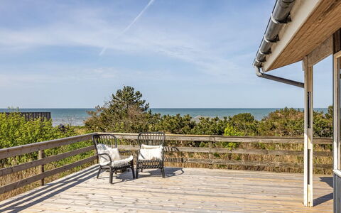 Frender - 150M from the Sea: Holz, Zuhause, Veranda, Deck, Hartholz, Dach, Holzbeize, Holzboden, Eco Hotel