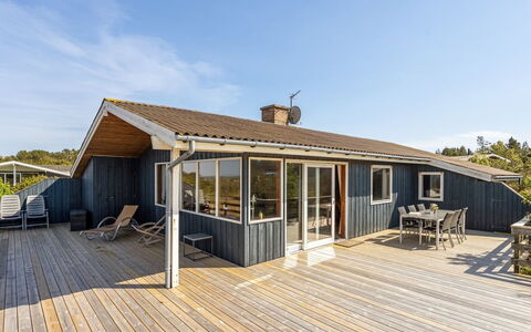 Frender - 150M from the Sea: Holz, Zuhause, Veranda, Deck, Hartholz, Dach, Holzbeize, Holzboden, Eco Hotel