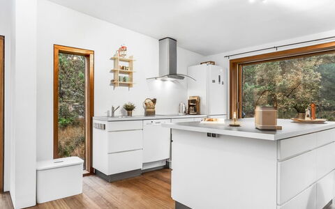 Felia - 500M from the Sea: Küche, Countertop, Küchengerät, Interior Design, Cabinetry, Flooring, Möbel, Haushaltsgerät, Holz, Major Appliance